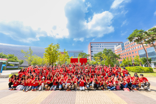지난 20일 유타대학교 아시아캠퍼스 신입생들이 입학식 및 오리엔테이션 후 기념사진을 촬영하고 있다.